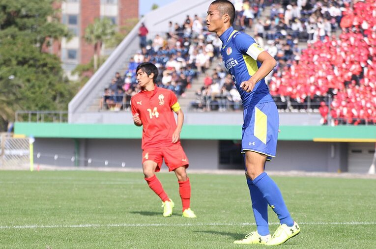 激しいマッチアップを見せた高橋（左）と生駒。Jリーグの舞台で“再戦”の日を待つ。 ／ photograph by Takahito Ando