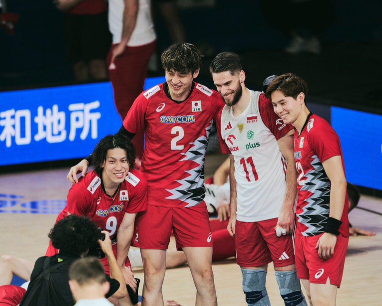 来季からサントリーに加入するアレクサンデル・シリフカと、同僚になる大宅真樹、小野寺太志、高橋藍（VNLポーランド戦）　©︎Yuki Suenaga