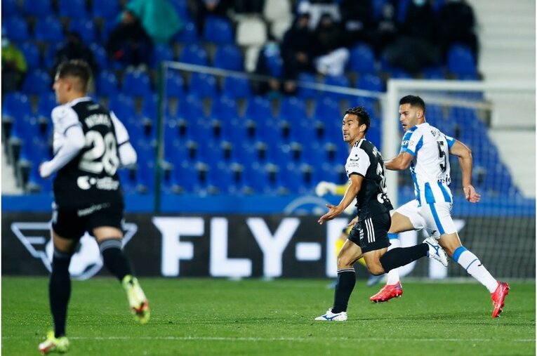 柴崎岳vs岡崎慎司が《ユニフォームを引っ張ってバチバチ》 撮影カメラマンが凍えそうな雨中で捉えた“熱いバトル”の瞬間(13)