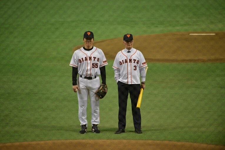 2013年に国民栄誉賞を同時受賞した長嶋茂雄と松井秀喜　©︎BUNGEISHUNJU