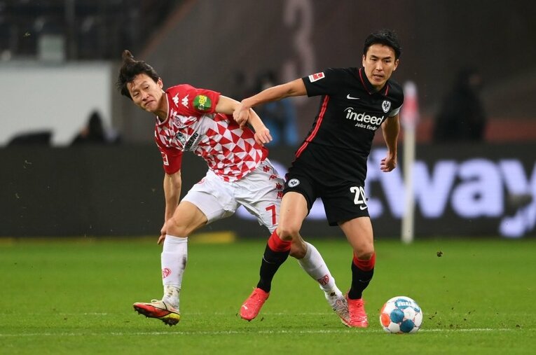 1月18日に38歳の誕生日を迎える長谷部だが、高い戦術眼とリーダシップを示し、今なおフランクフルトの不可欠な存在であり続けている ／ photograph by Getty Images