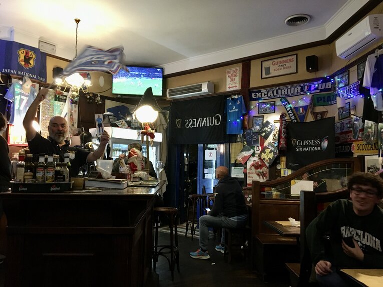 愛するクラブのCL決勝トーナメント進出に店長、この大はしゃぎである　©Takashi Yuge