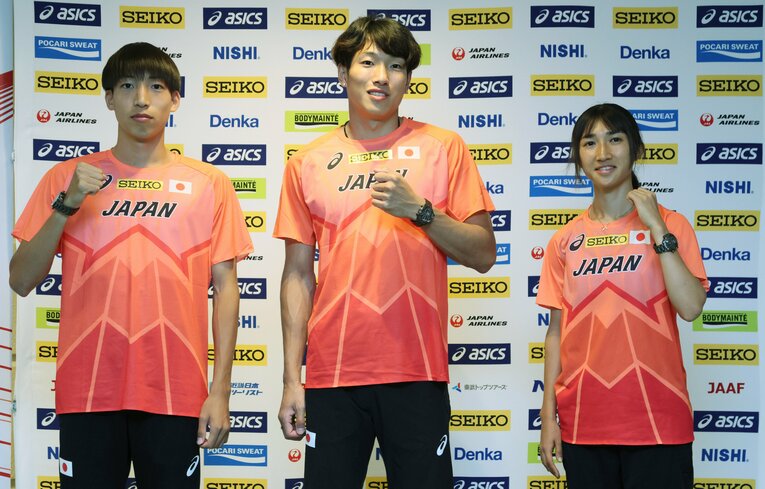 世界陸上を前に記者会見でポーズをとる泉谷（中央）。3000m障害の三浦龍司（左）、1500mと5000mの田中希実（右）とともに©︎JIJI PRESS