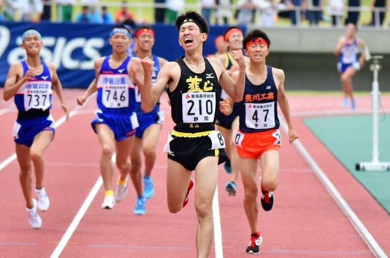 2018年の韮山高校陸上競技部（写真は小沢大輝）。同年の全国高校駅伝、静岡県代表として都大路を走った。偏差値66～68の超進学校がなぜ、全国の舞台に辿り着けたのか？
