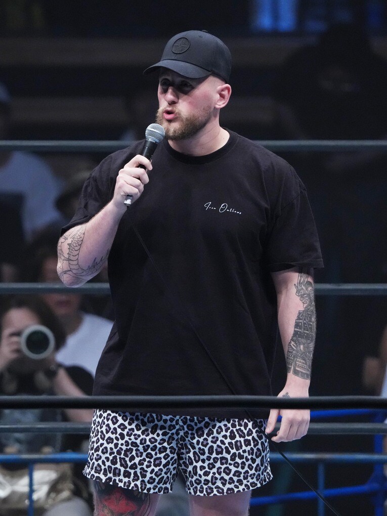 『G1 CLIMAX』リタイアをファンに告げるゲイブ・キッド。7月25日、大田区総合体育館 　©Essei Hara