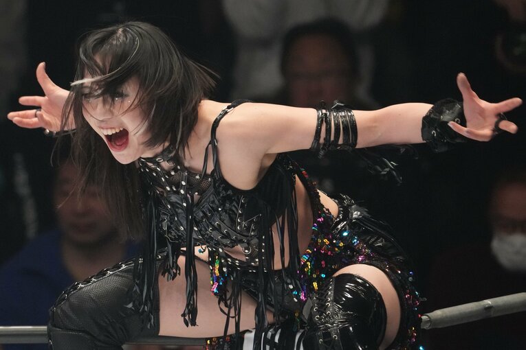 ファンにアピールする上谷沙弥　©Masashi Hara