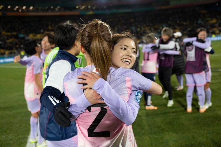 ベスト16でノルウェーを3－1で破り、試合後に抱き合う長谷川唯と清水梨紗　©Getty Images