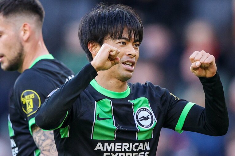 2月18日のシェフィールド戦。2ゴールに関与し、5－0の勝利に貢献した三笘薫（26歳）。前半11分に“悪質タックル”を受けた ／ photograph by Getty Images