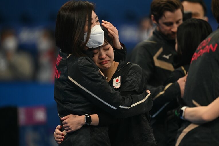 2022年北京五輪決勝。吉田知那美を抱きしめる石崎琴美　©Naoya Sanuki/JMPA