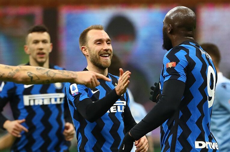 インテルでのエリクセンとルカク。キアルらも彼の回復を祈っている ／ photograph by Getty Images