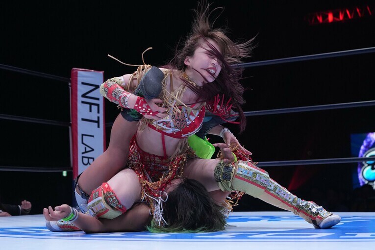 飯田沙耶を押さえ込んだ上谷沙弥　©Essei Hara