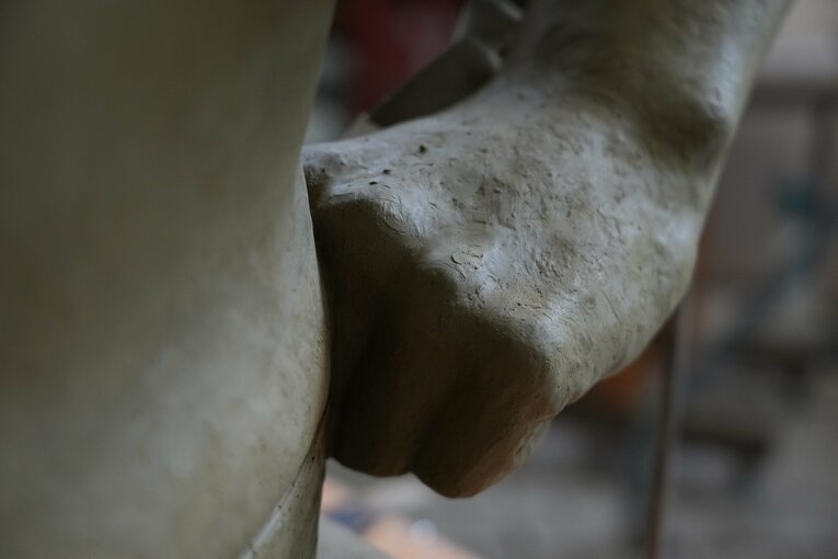 前から見た腰の左手