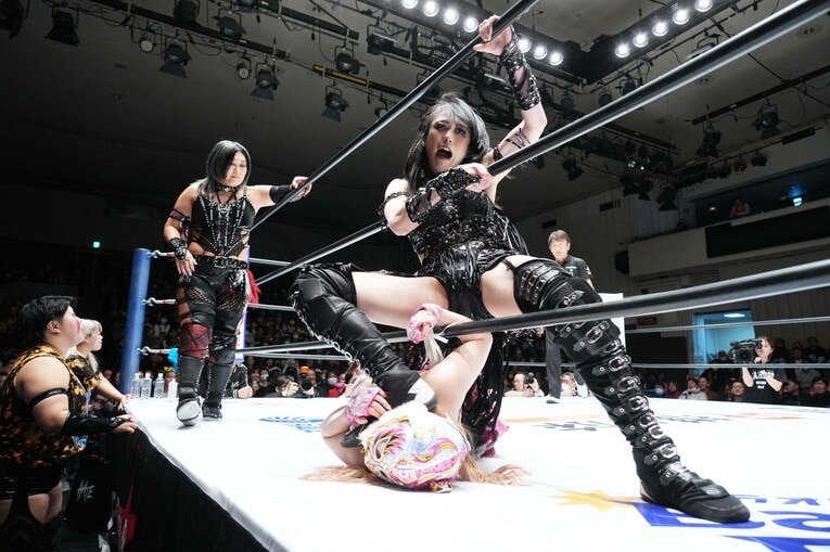 スターライト・キッドを攻める上谷沙弥。1月31日、後楽園ホール　©Essei Hara