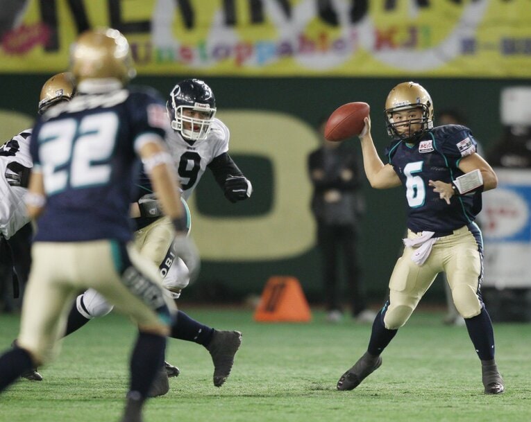 後に社会人チームでも何度も日本一になる菅原俊。歴代最高レベルのクオーターバックだった　©JIJI PRESS