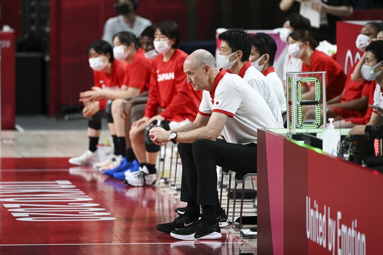東京五輪で女子代表を銀メダルに導いたトム・ホーバスHC。ベンチから鋭い眼差しで試合を見つめる　©︎Asami Enomoto/JMPA