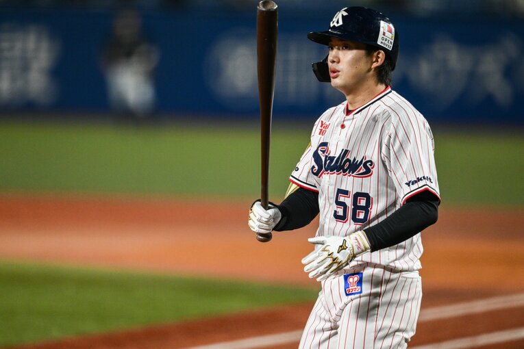 守備だけでなく、思い切りの良い打撃も魅力のヤクルト・長岡秀樹（21歳）©︎Nanae Suzuki