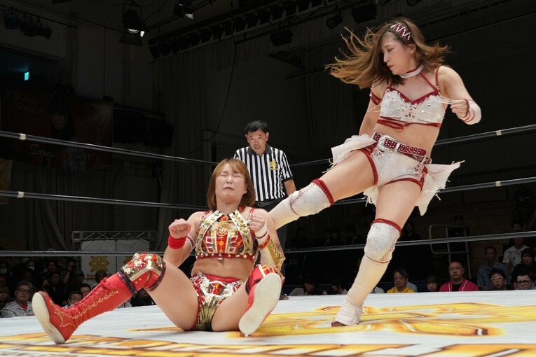 Sareeeをキックする青野未来。2024年9月16日、後楽園ホール　©Essei Hara