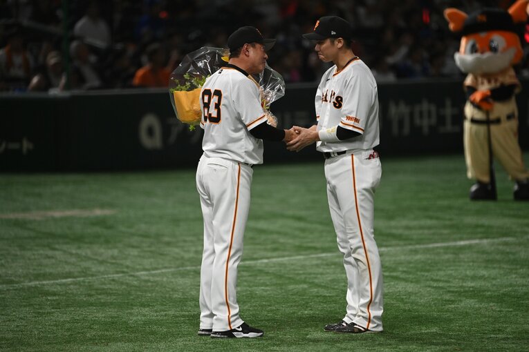 退任セレモニーでの坂本勇人と原辰徳　©︎Naoya Sanuki