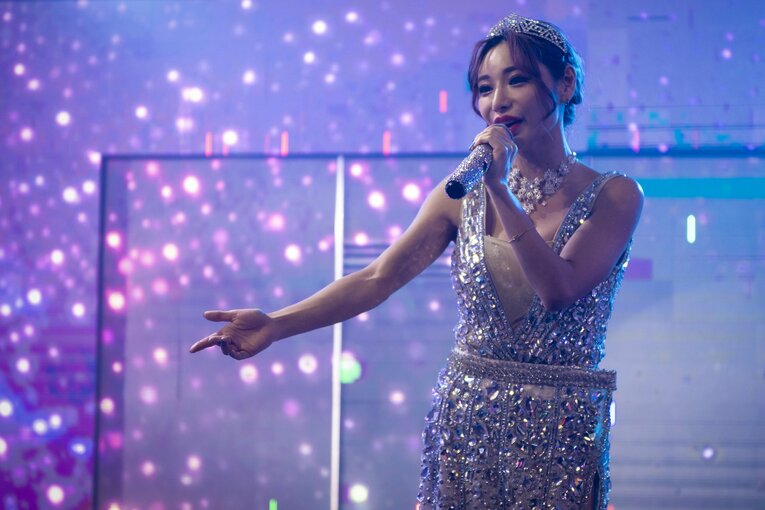 圧倒的な歌唱力で存在感を放ち、バーレスク東京のリーダーも務めるMiiさん