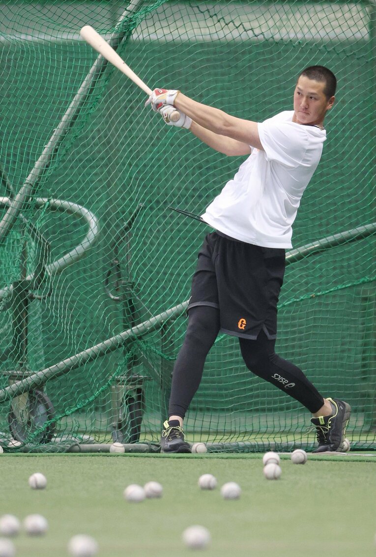 早朝練習をする秋広（宮崎キャンプで）　©JIJI PRESS