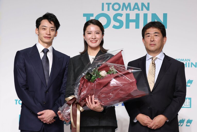 引退記者会見を終え、記念撮影する大橋悠依（中央）と元競泳選手の入江陵介さん（左）、平井伯昌　©︎JIJI PRESS