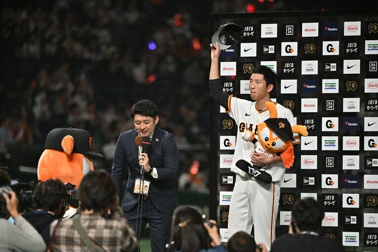 開幕戦を6回無失点に抑えお立ち台にあがった戸郷　©︎Hideki Sugiyama