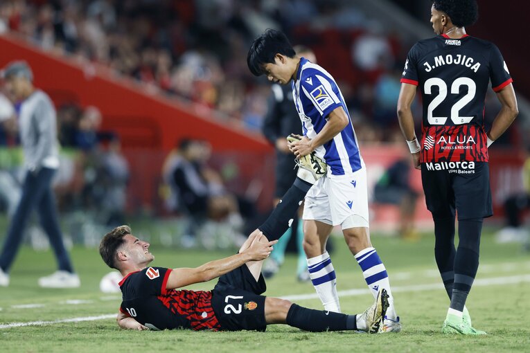 久保が元ソシエダのチームメイト、ナバロの足を伸ばす　©Daisuke Nakashima