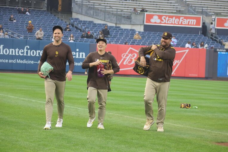 遠投の“相棒”ジェイソン・アダム（左）と朗らかに話す松井　©Yuki Yamada