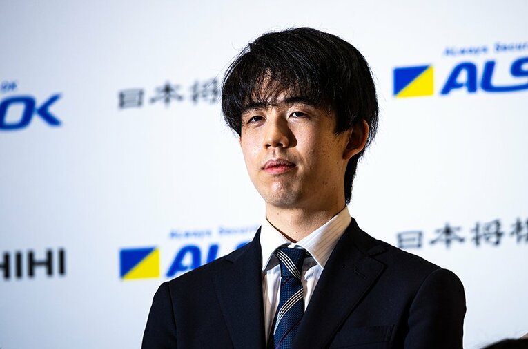 王将戦前日の記者会見。「一手一手自分なりにしっかり考えていい内容にしていきたい」と語った。 ／ photograph by Takuya Sugiyama