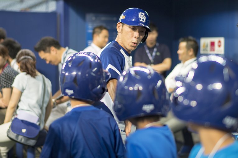 中日の荒木雅博コーチ　©Takuya Sugiyama