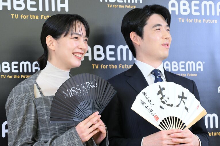 のんと藤井聡太の記念対局を記念しての囲み取材にて（写真はまだまだ続きます）　©Keiji Ishikawa