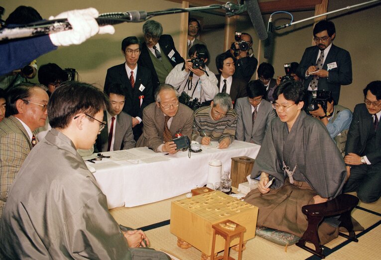 1995年3月23日、王将戦七番勝負は最終局までもつれこんだ。谷川浩司王将（右）と羽生善治名人（青森県・奥入瀬渓流グランドホテルで）　©JIJI PRESS