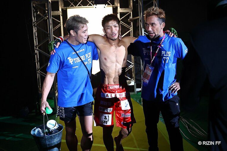 『RIZIN LANDMARK 6』のアラン“ヒロ”ヤマニハ戦に、セコンドの金原正徳、勝村周一朗と入場　©RIZIN FF