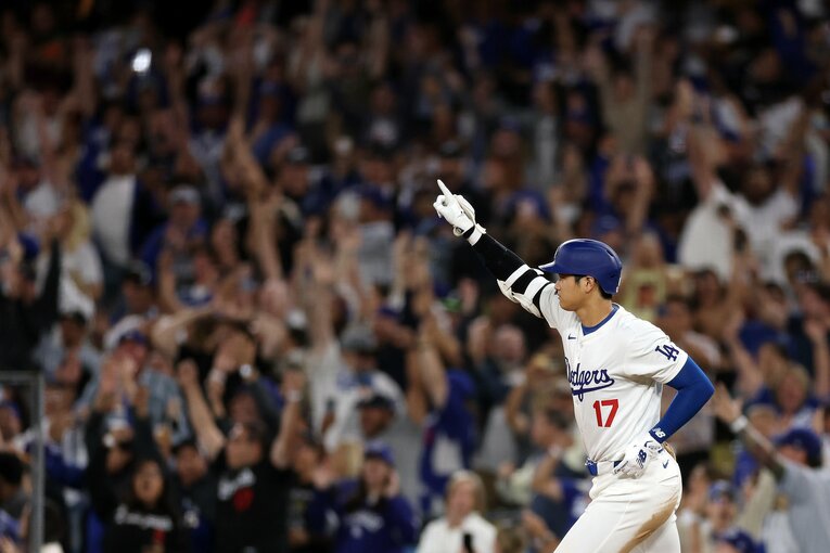 サヨナラ満塁弾に右手を突き上げる大谷翔平。ドジャースタジアムは熱狂に包まれた　©Getty Images