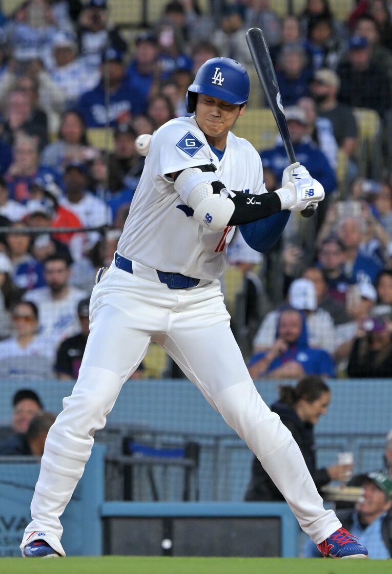 【どの角度から見ても痛い】当たった瞬間、大谷の表情が…次の写真は、別アングルで背中にめり込んだ衝撃の1枚。メッツ戦で浴びた死球の決定的瞬間（全7枚中の3枚目。写真は右に続きます）©JIJI PRESS