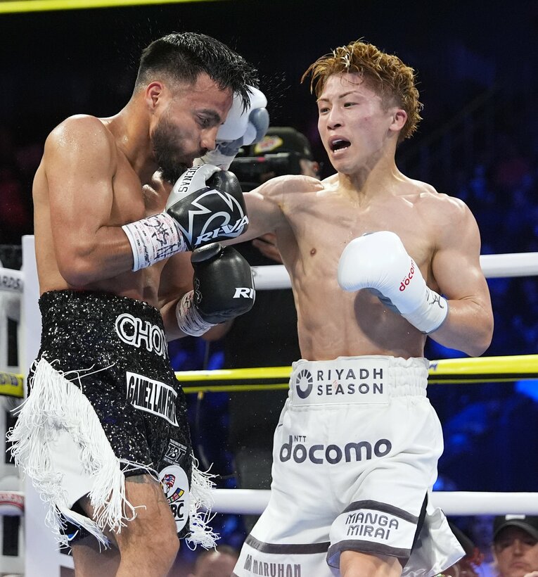 接近戦での攻防　©Naoki Fukuda