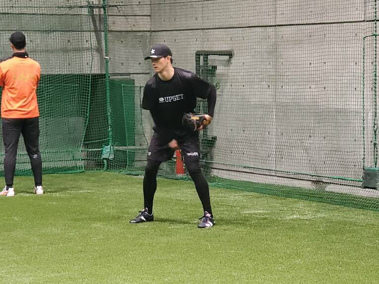 キャッチボールを行う元広島の薮田　©Shunsaku Sakai