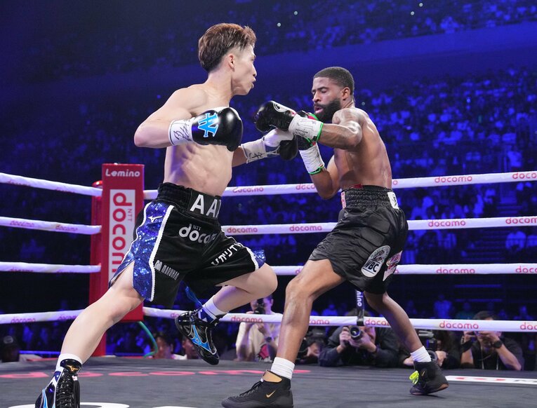 井上尚弥が踏み込んだ瞬間、フルトンが目を瞑る場面も　©Naoki Fukuda