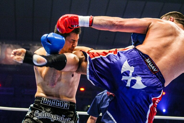 アーツのハイキック20連発。2007年12月の澤屋敷純一戦（11枚目／全20枚）©Susumu Nagao