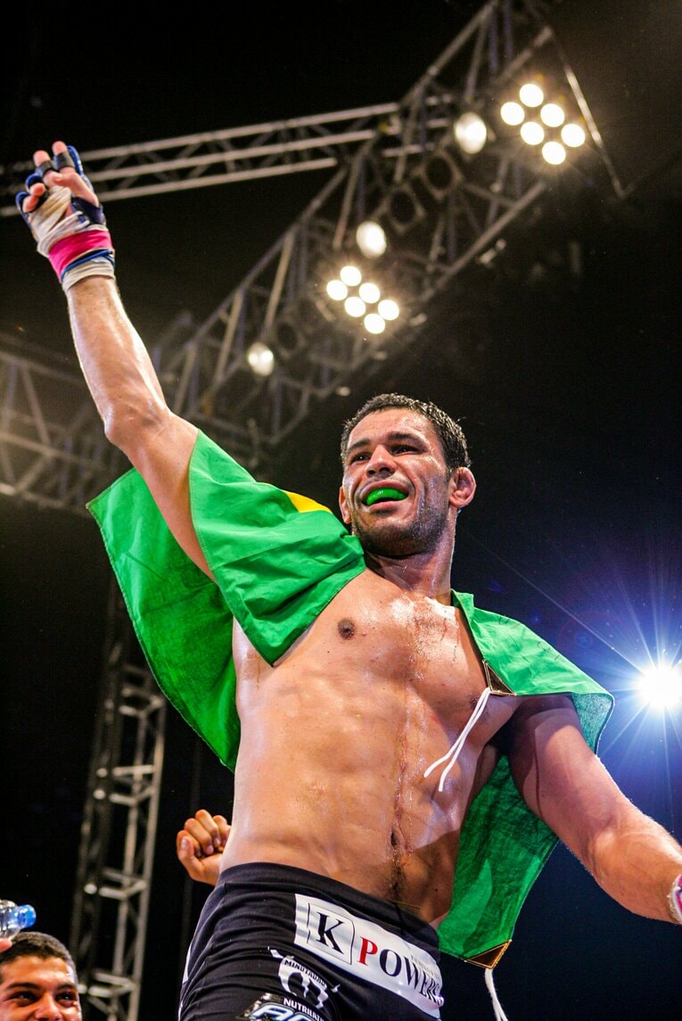 ブラジル国旗を羽織り、大歓声に応えるノゲイラ　©Susumu Nagao