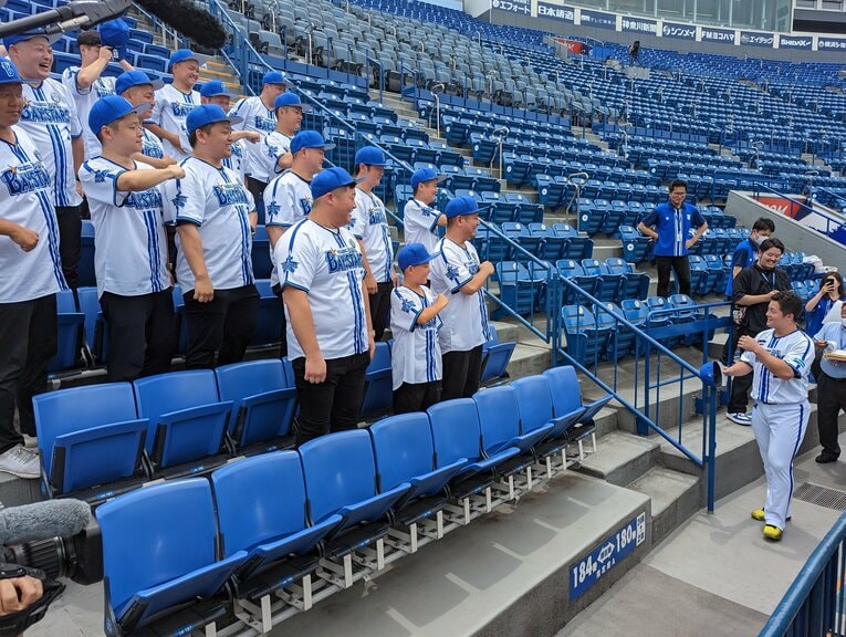 影武者軍団に近づく本物の牧　©Yu Saito