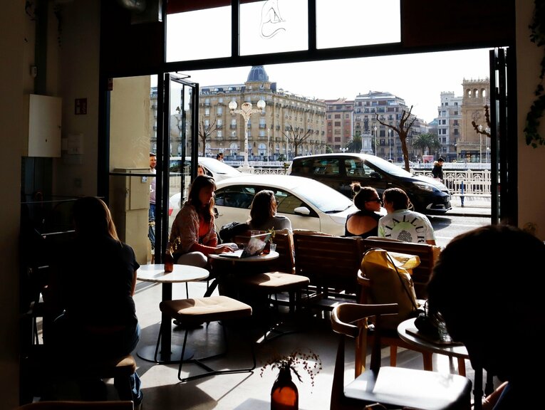 久保建英が“因縁の暴力的ファール主犯”と再会して〈気にするなよ〉間近で見た潔さ…スペイン名物ワインの本拠地に馴染む“14番への愛”(3)