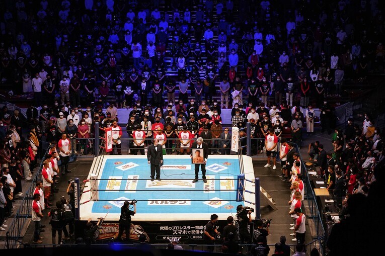 10月10日、両国国技館ではアントニオ猪木への追悼10カウント・ゴングが打ち鳴らされた