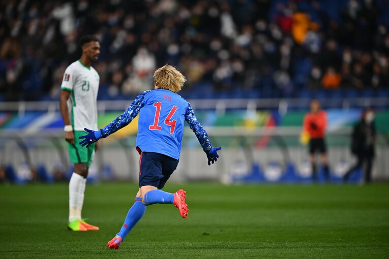 後半5分、伊東純也は強烈なミドルシュートをゴールネットに突き刺した　©Takuya Kaneko/JMPA