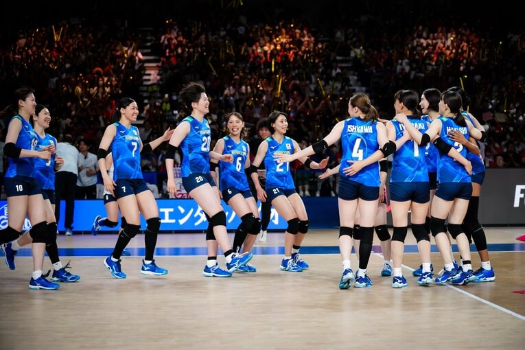 セルビア戦勝利に沸く会場　©︎Volleyball World