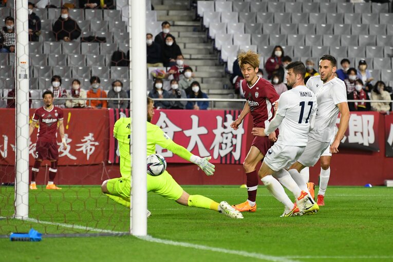 ACLプレーオフのメルボルン・ビクトリー戦でゴールを決める大迫勇也。3月の最終予選は怪我のためメンバーを外れた　©Getty Images