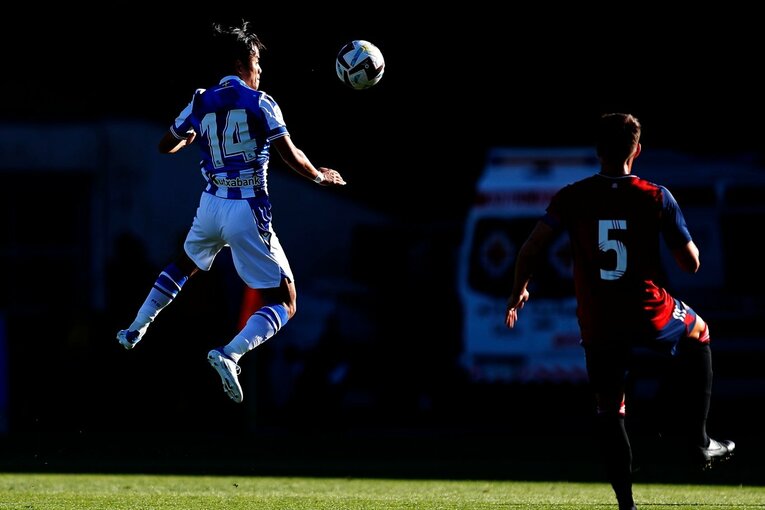 「クボは絶対フィットできる」現地ファンが期待… ソシエダ久保建英のユニ姿・力強さを日本人カメラマンがいち早く撮った〈子供に神対応〉(11)