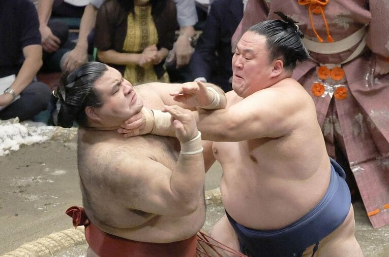 秋場所千秋楽。高安（左）を押し出しで下し、37歳10カ月で最年長優勝を果たした玉鷲 ／ photograph by KYODO