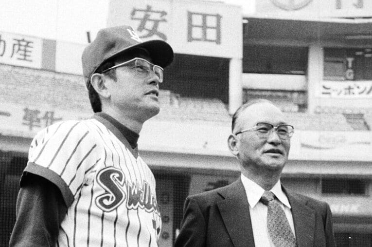 1978年日本シリーズ開幕前日の10月13日、川上哲治と言葉をかわすヤクルト監督の広岡達朗 ／ photograph by Sankei Shimbun