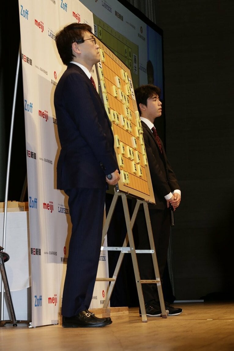 2018年朝日杯の羽生－藤井 ／ photograph by BUNGEISHUNJU